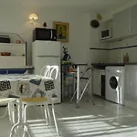 Confort De 28m² Avec Terrasse Et Parking, - Fr-1-472a-186 Sète