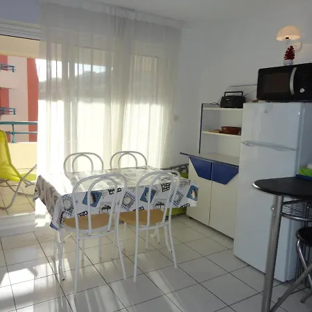 2 Pieces A Avec Terrasse, Piscine Et Parking A 100m De La - Fr-1-472a-186