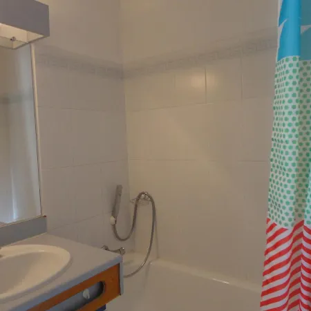 2 Pieces A Avec Terrasse, Piscine Et Parking A 100m De La - Fr-1-472a-186 *