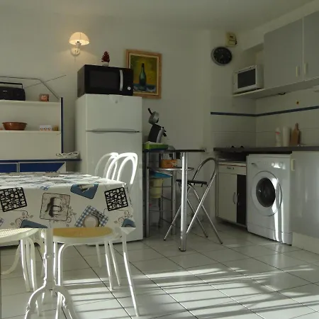 2 Pieces A Avec Terrasse, Piscine Et Parking A 100m De La - Fr-1-472a-186 Sete