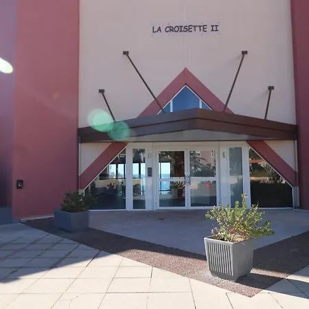 2 Pieces A Avec Terrasse, Piscine Et Parking A 100m De La - Fr-1-472a-186 * Sete