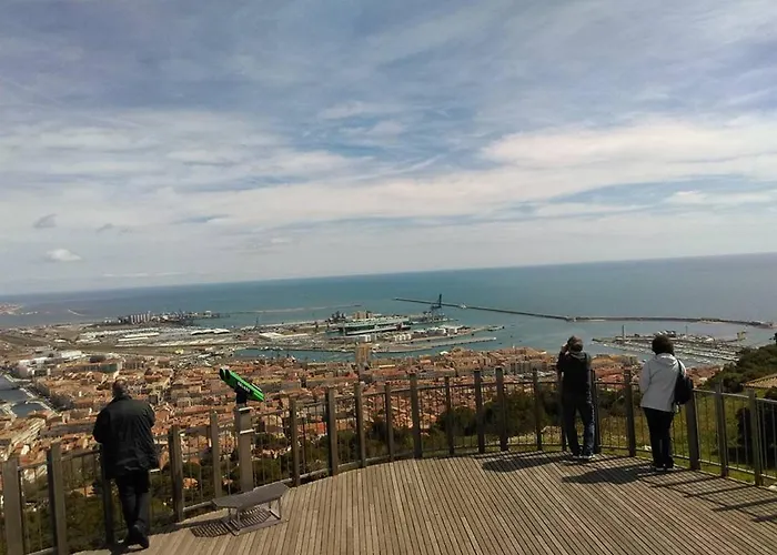 Confort De 28M² Avec Terrasse Et Parking, Sete - Fr-1-472A-186 *